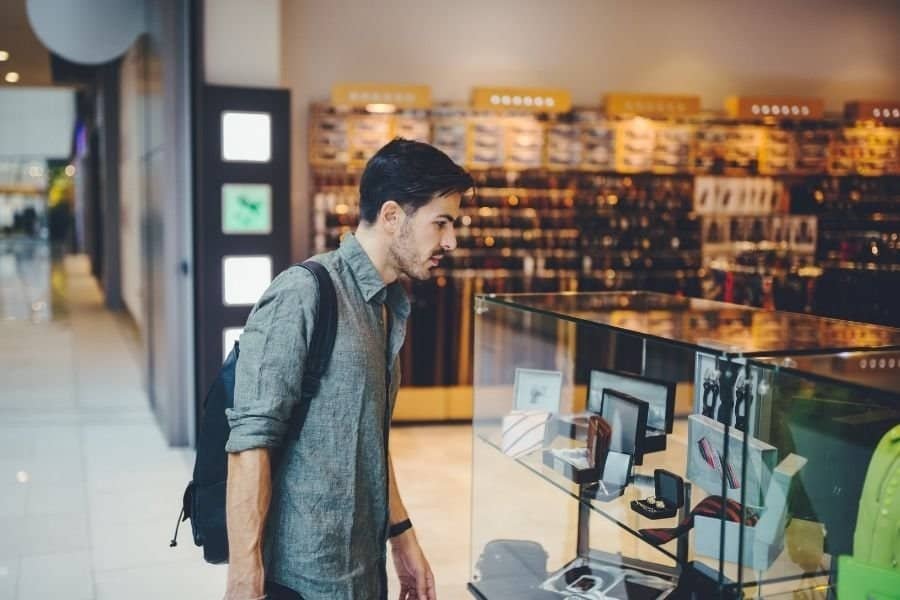 De compras en un centro comercial de Cali